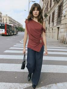 Nöista 这款棕色单肩上衣采用优雅的垂坠设计，臀部饰有金属光泽细节，增添了一丝奢华感。无论是春假聚会、生日晚宴，还是优雅的派对，它都能完美胜任，为女性的春假穿搭系列带来精致优雅和现代魅力。 - 紅木色 - 查看 4