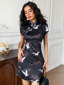 EastFlair 女士优雅仙鹤印花旗袍领纽扣迷你连衣裙，夏季 - 黑色 - 查看 3