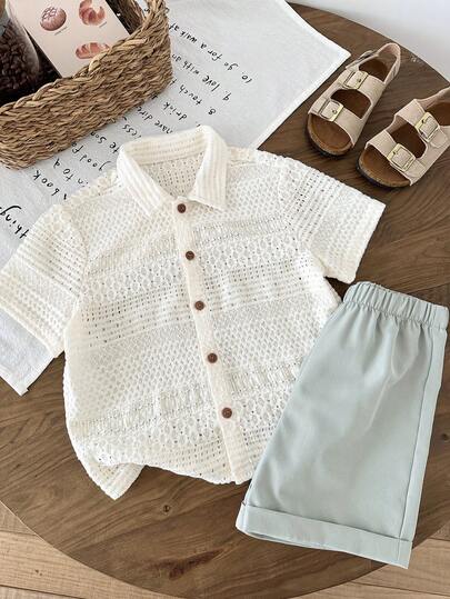 SHEIN 两件套男童休闲学院风百搭白色纯色镂空针织柔软圆领短袖开衫上衣搭配撞色绿色束口舒适短裤，适合春夏季节日常穿着、上学、旅行、度假、派对等场合。