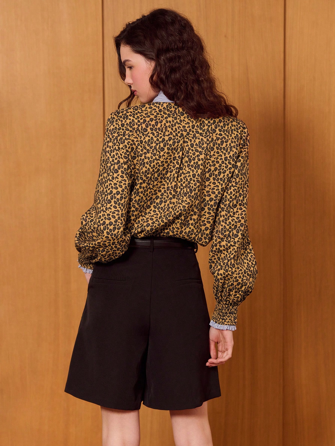 Camicetta con bottoni a stampa leopardata con dettagli a righe a contrasto e polsini smockati