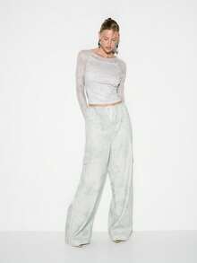 KIZN 长袖迷彩印花露脐上衣，配以透视网纱袖子和圆领，适合日常休闲穿着。 - 彩色 - 查看 3