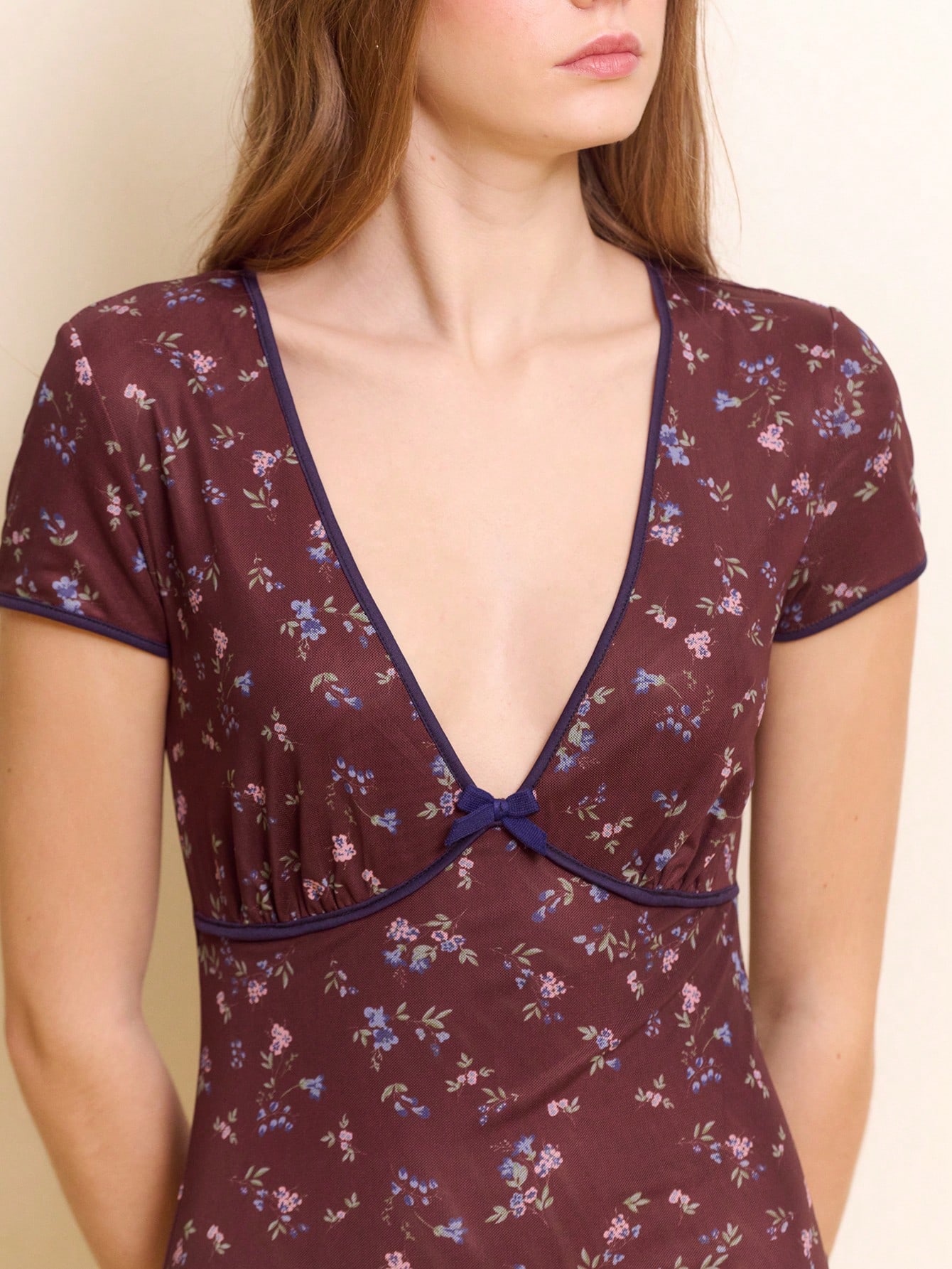 Vestido mini de estilo vintage con estampado floral en malla de color marrón chocolate, de estilo francés y parisino