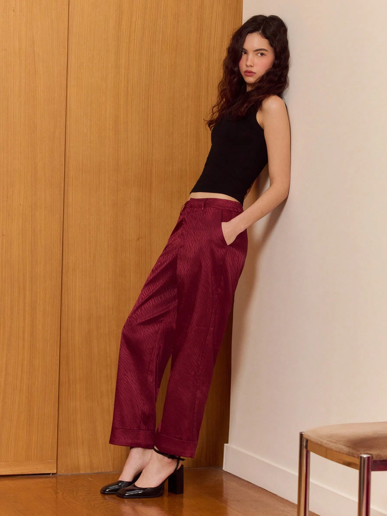 Burgunderrote Satinhose mit Zebra-Textur, taillierter Schnitt und abgesteppter Saum für einen eleganten Tag-zu-Nacht-Look