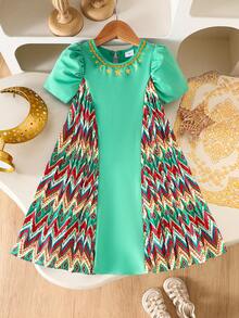 SHEIN Vestido redondo de cuello con cinta dorada, estampado de estrella dorada y media luna, con rayas geométricas de colores, con un toque alegre y retro, adecuado para ocasiones diarias u ocasiones festivas, en estilo de Oriente Medio en color verde para niñas - Verde - Ver 4