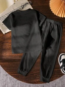 SHEIN 男童数字图案印花休闲舒适黑色圆领T恤和裤子套装（2件套），短袖上衣 - 黑色 - 查看 2