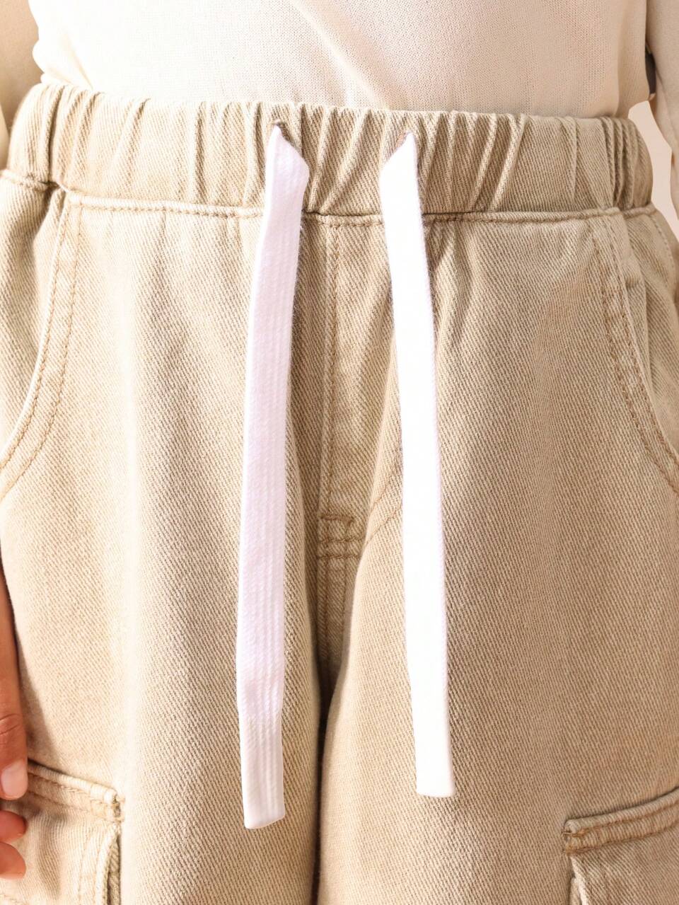 Calça cargo de perna larga com vários bolsos