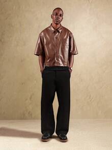 SUMWON Camisa de manga corta con cuello y bolsillo en el pecho, de ajuste ceñido, con textura de cocodrilo de piel sintética - Marrón - Ver 7