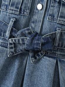 女童无袖牛仔连衣裙，复古风，春秋季款，中蓝色牛仔布，翻领设计，两个对称口袋，腰部系带可调节松紧，面料柔软舒适，适合派对、上学、通勤、日常穿着。 - 中等水洗藍 - 查看 4