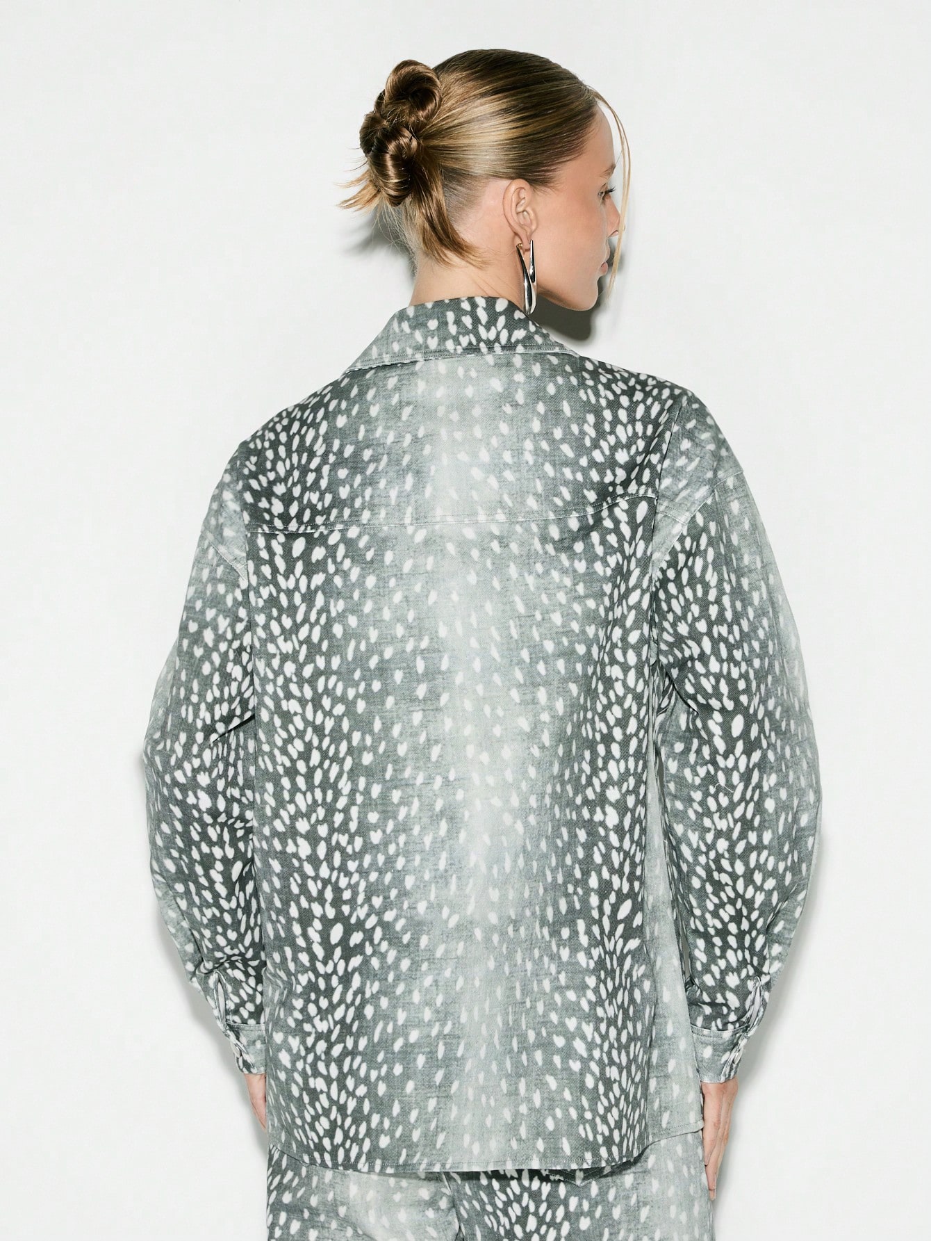 KIZN 오버사이즈 프린트 데님 버튼 다운 셔츠