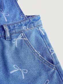 SHEIN Girlism 少女白色蝴蝶结装饰蓝色牛仔背带短裤，适合春夏休闲度假乡村波西米亚风穿搭、沙滩装、西部街头风、春假穿搭、锐舞派对穿搭、度假穿搭