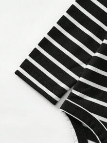 SHEIN Barboteuse rayée noire et blanche de style universitaire décontracté, convenant aux nouveau-nés garçons/filles. Douce et confortable, adaptée pour le printemps/l'été, pour l'intérieur et l'extérieur