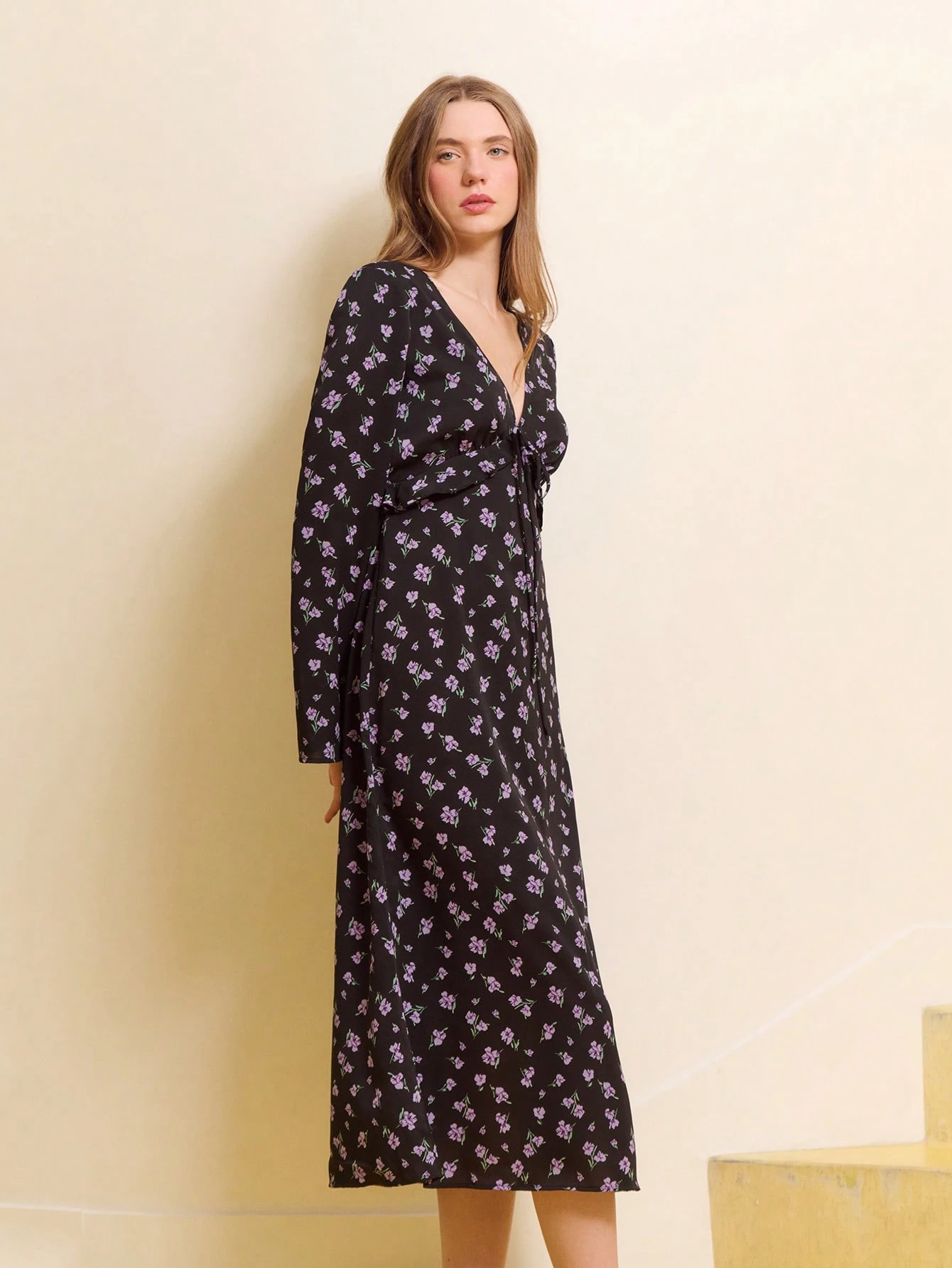 Vestido Midi com Decote em V, Amarração na Frente, Estampa Floral Preta, com Detalhes Plissados e Mangas Longas