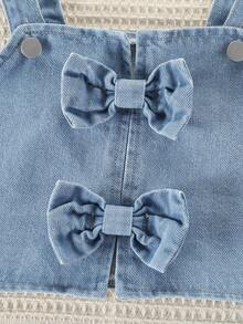 Genkimix Kids Conjunto de 3 piezas de estilo dulce para niñas jóvenes, incluye: Camiseta de manga corta blanca con ribete de encaje, peto de mezclilla ajustado con lazo, y falda de mezclilla plisada. Tela suave y cómoda, adecuada para la escuela, el transporte y el uso diario. - Azul y blanco - Ver 7