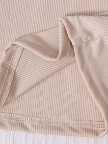 SHEIN 女童休闲长袖T恤和百褶裙套装。上衣为简约黑色罗纹T恤，下装为棕色格纹百褶裙。适合散步、购物、旅行等场合。可搭配背心、夹克和外套。 - 杏色 - 查看 9