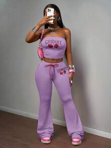 Slaydiva 2025 Xuân/Hè Mới Lễ hội âm nhạc Bohemian Phong cách đồng quê Phục sinh Thường ngày Kỳ nghỉ bãi biển Tiệc tùng Đường phố Gợi cảm Ngọt ngào Dễ thương Y2K Vải dệt kim co giãn màu hồng Quả anh đào đỏ Đồ họa chữ cái tiếng Anh Đồ họa kiểu Mỹ cổ điển Áo ống bó sát không tay hở vai kết hợp với cạp chun màu hồng Dây buộc màu đỏ Quần ống loe in hình quả anh đào dành cho nữ Bộ 2 món - Màu tím - Xem 4