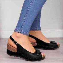 Sandalias de mujer con tacones gruesos de cuña y cierres de hebilla en la parte trasera, con un estilo contemporáneo de inspiración europea. Este calzado con tacón de cuña y suela gruesa es ideal para las mamás. - Negro - Ver 2