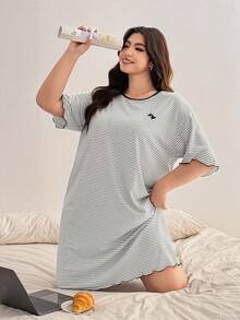 Dazy Plus Fashionable Color Block Round Neck Loose Heart Striped Straight Dress-Style Long Nightgown - Grey - View 7