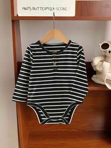 SHEIN Barboteuse rayée noire et blanche de style universitaire décontracté, convenant aux nouveau-nés garçons/filles. Douce et confortable, adaptée pour le printemps/l'été, pour l'intérieur et l'extérieur