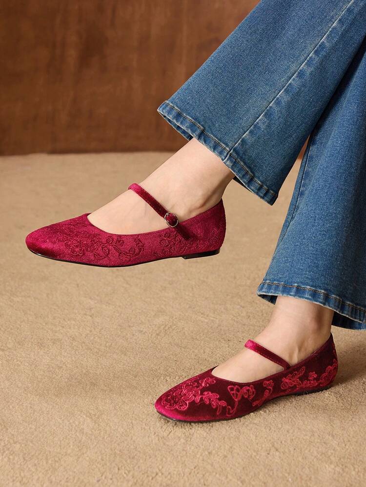 WOMEN'S RETRO ELEGANT EMBROIDERED VELVET ADJUSTABLE BUCKLE FLAT SHOES VALENTINE'S DAY SPRING SHOES