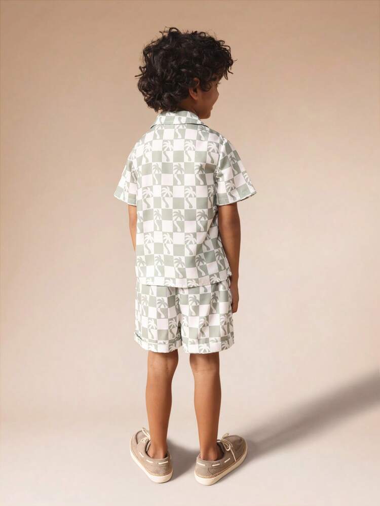 Completo camicia e pantaloncini con motivo a scacchiera e palme