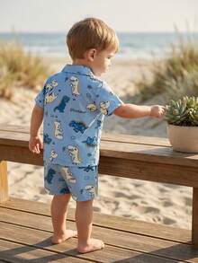 SHEIN Playful Pals Conjunto informal de camisa de manga corta y pantalones cortos con estampado de dinosaurio de dibujos animados para bebé niño - Celeste - Ver 11