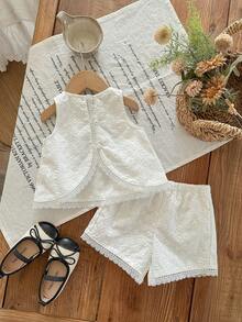 SHEIN 女婴可爱度假休闲碎花白色蕾丝边吊带背心和短裤套装 - 白色 - 查看 1