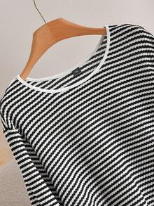 SHEIN Cosyjoi Plus Size Women Lace Patchwork Asymmetric Hem Round Neck Long Sleeve T-Shirt - Black - View 4