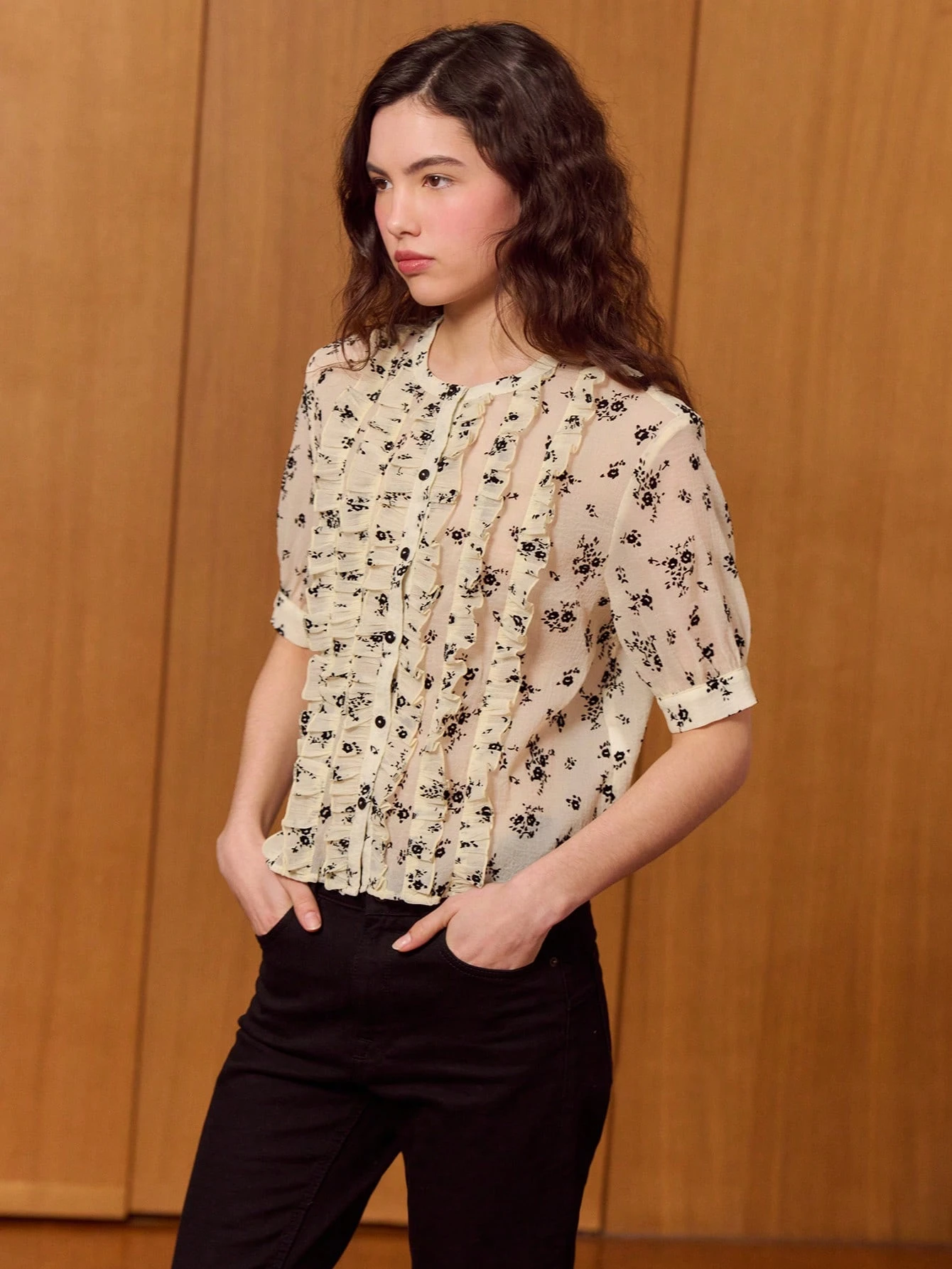 Romantische weiße Bluse mit Blumenrüschen und schicken Details