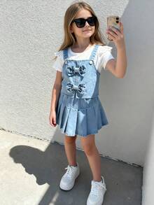 Genkimix Kids Conjunto de 3 piezas de estilo dulce para niñas jóvenes, incluye: Camiseta de manga corta blanca con ribete de encaje, peto de mezclilla ajustado con lazo, y falda de mezclilla plisada. Tela suave y cómoda, adecuada para la escuela, el transporte y el uso diario. - Azul y blanco - Ver 8