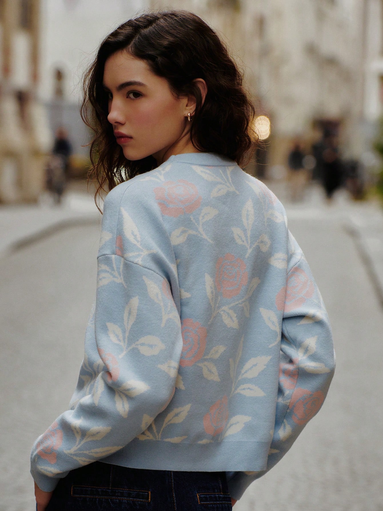 ソフトパステルローズ柄のキュートなスタイル、ライトブルーのフローラルニットジャンパー