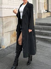 Lavishia Blazer long droit à larges épaules, rayures blanches sur fond noir. Blazer à rayures verticales pour femmes, tenue de deuil. Blazer grande taille pour femmes en hiver - Multicolore - Voir 4