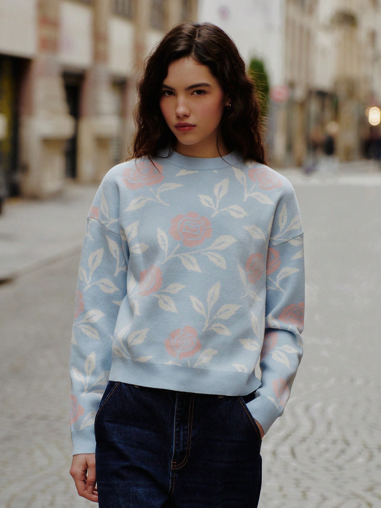ソフトパステルローズ柄のキュートなスタイル、ライトブルーのフローラルニットジャンパー
