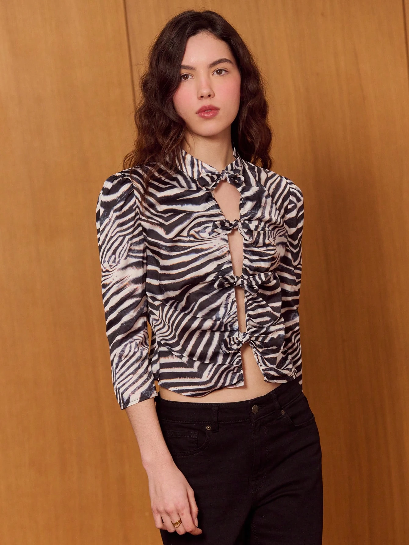 Dopasowana satynowa bluzka w zebrę z zapięciami na kokardę i marszczeniami z przodu, która zapewni wyrazisty wygląd. Wyjściowy top w zwierzęcy wzór. Styl francuski. Paryski styl.