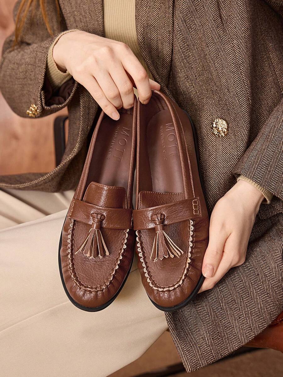 MOTF Sepatu Loafer Wanita Kulit PU dengan Hiasan Rumbai untuk Hari Valentine - Coklat - View 1