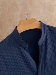 Manfinity VCAY Bộ áo sơ mi nam cổ chữ V tay ngắn màu trơn cài cúc phía trước Manfinity, áo sơ mi nam tay ngắn chất liệu vải lanh màu xanh navy, áo sơ mi nam, bộ đồ ngủ nam. - Màu xanh lam - Xem 4