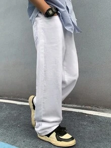 SHEIN 青少年男孩时尚返校节街头服饰混搭百搭设计复古酷炫街头宽松舒适清爽，以及返校节街头服饰混搭百搭设计基础款白色牛仔宽松牛仔裤，适合日常穿着以及春夏锐舞节和街头服饰。 - 白色 - 查看 6