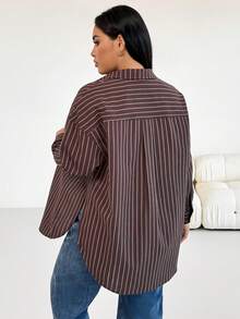SHEIN Essnce Camisa holgada de botones a rayas marrones, de estilo sencillo, versátil y cómoda para uso diario, ideal para mujeres de talla grande. Camisa informal y suelta, perfecta para el trabajo en primavera. - Marrón - Ver 2
