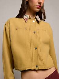 Nöista ז'קט קצר קז'ואל זה כולל צווארון הדפס פרחוני אופנתי למראה ייחודי. נהדר לתלבושות קז'ואליות לנשים בעונת החורף, או להדגשת המראה היומיומי שלכן.