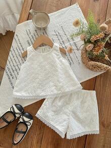 SHEIN 女婴可爱度假休闲碎花白色蕾丝边吊带背心和短裤套装 - 白色 - 查看 4