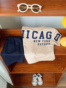 SHEIN Set de 2 piezas de top de manga corta con gráfico de letras y pantalones cortos de cintura elástica, estilo coreano casual y lindo para bebé niño en verano