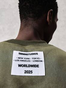 SUMWON 男士水洗橄榄绿圆领卫衣，白色标签细节，冬季休闲套头衫 - 綠色 - 查看 6