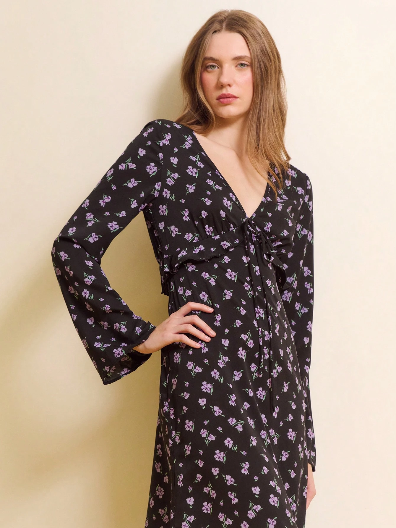 Vestido Midi com Decote em V, Amarração na Frente, Estampa Floral Preta, com Detalhes Plissados e Mangas Longas