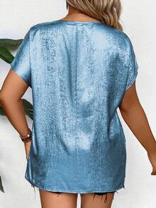 SHEIN Clasi 大码女式时尚V领衬衫，饰有蕾丝和金箔细节，适合新年假日派对穿着 - 藍色 - 查看 2