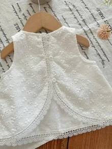 SHEIN 女婴可爱度假休闲碎花白色蕾丝边吊带背心和短裤套装 - 白色 - 查看 6