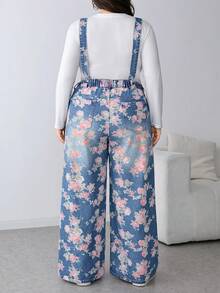 SHEIN CURVE+ Áo liền quần yếm dáng rộng in hoa, có túi, đa năng, thích hợp cho mùa xuân hè, ngày lễ tình nhân, lễ hội, đi làm, nghỉ mát, tốt nghiệp, phong cách Y2K, dễ thương, thời trang đường phố, dự tiệc, đám cưới, thanh lịch, công sở, thường ngày, dành cho phụ nữ có thân hình đầy đặn. Áo liền quần denim dáng rộng in hoa có túi dành cho nữ. - Màu xanh lam - Xem 2