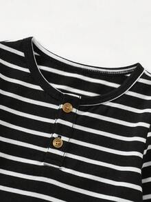 SHEIN Barboteuse rayée noire et blanche de style universitaire décontracté, convenant aux nouveau-nés garçons/filles. Douce et confortable, adaptée pour le printemps/l'été, pour l'intérieur et l'extérieur