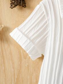 男婴纯色 Polo 领口袋衬衫上衣和短裤两件套。修身设计，适合各种宝宝体型。适合日常外出、居家休闲、公园玩耍、运动跑步等，是妈妈们为宝宝夏季衣橱必备的时尚单品。 - 彩色 - 查看 4