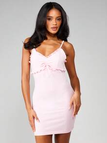 MISSGUIDED 浅粉色荷叶边V领睡衣迷你连衣裙，正面蝴蝶结系带，可调节肩带，修身睡裙 - 粉色 - 查看 3