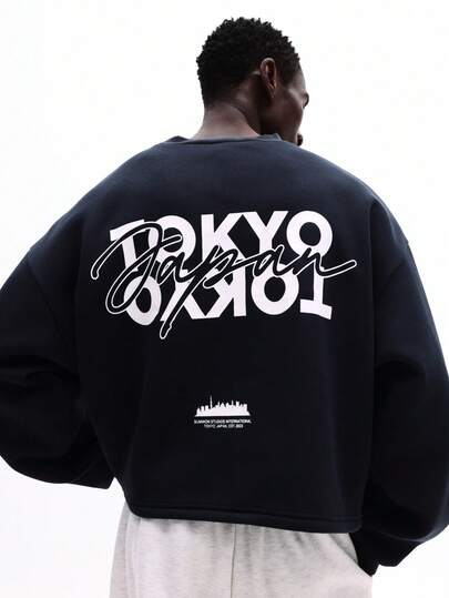 SUMWON 男士东京日本图案圆领长袖卫衣，印有文字和城市天际线设计，休闲套头衫