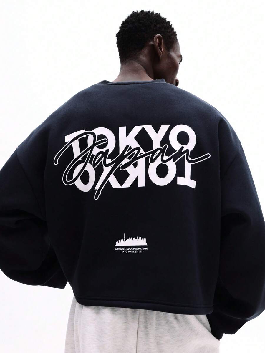 SUMWON Męska bluza z nadrukiem Tokyo Japan, okrągłym dekoltem i długim rękawem, z nadrukiem typograficznym i panoramą miasta, swobodny sweter - Brudny niebieski - Zobacz 1